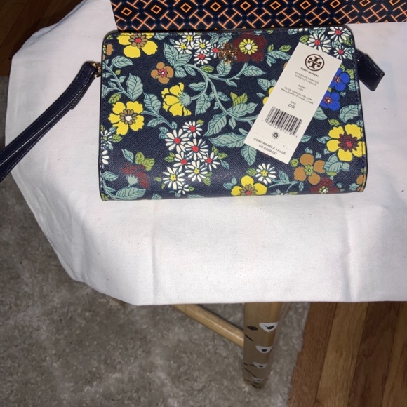 NWT Tory Burch Emerson Printed Wristlet - Picture 4 of 4